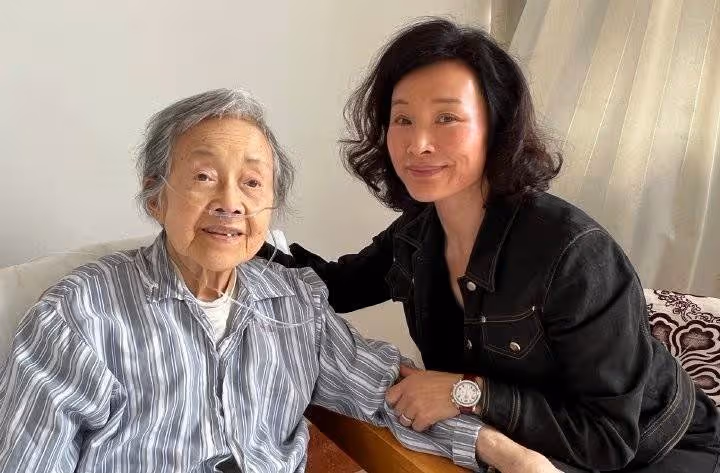 劉曉慶曬獲獎舊照，顏值青澀比小9歲陳沖還嫩，現兩人變化差距大