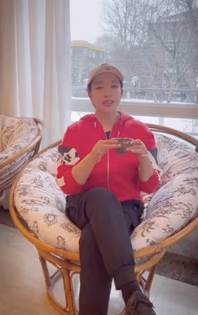 劉曉慶曬獲獎舊照，顏值青澀比小9歲陳沖還嫩，現兩人變化差距大