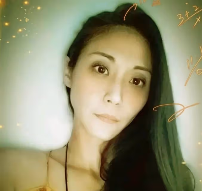 知名女星劉綽琪罕見曬近照！47歲「雙頰凹陷」骨瘦如柴，曾目睹相依為命的「母親自盡」和喪夫之痛