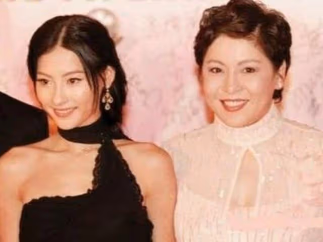 曾欠債逃竄「連累女兒」被向太擺平！今張柏芝攜子為「黑道」爸慶生 父債女還多年不計較