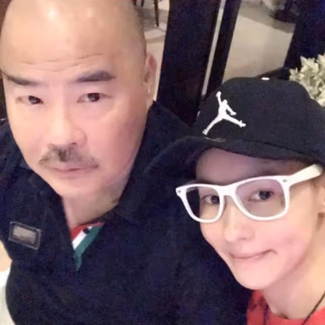 曾欠債逃竄「連累女兒」被向太擺平！今張柏芝攜子為「黑道」爸慶生 父債女還多年不計較