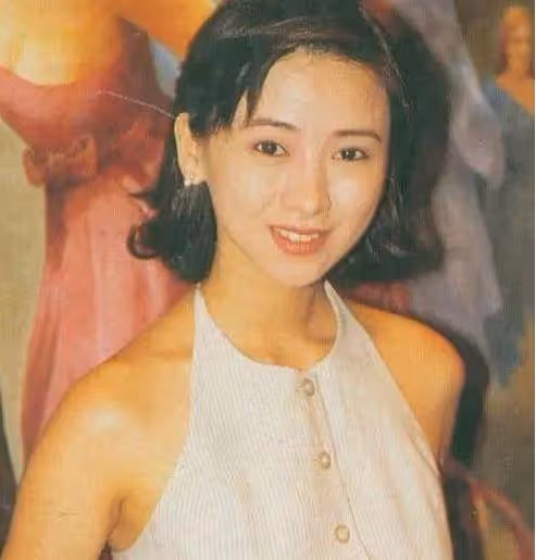 51歲翁虹全家照！曾嫁豪門遭家暴「被迫凈身出戶」再嫁豪門被寵成公主 「今52歲嫩似少女」 女兒美貌不輸媽媽