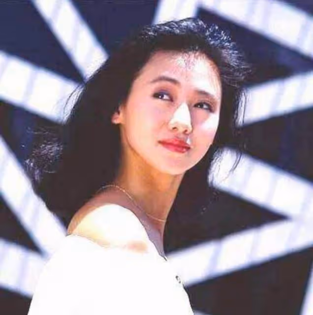 51歲翁虹全家照！曾嫁豪門遭家暴「被迫凈身出戶」再嫁豪門被寵成公主 「今52歲嫩似少女」 女兒美貌不輸媽媽