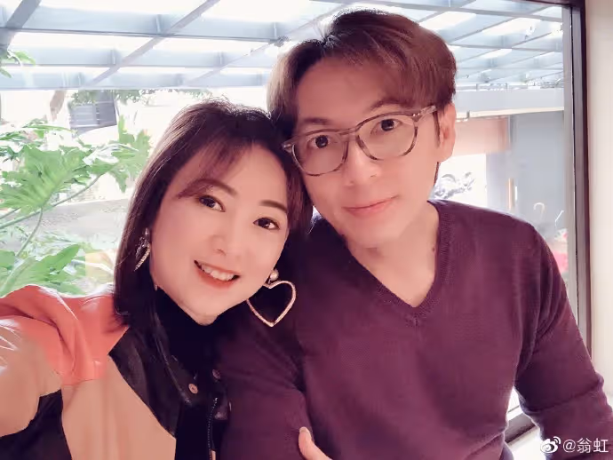 51歲翁虹全家照！曾嫁豪門遭家暴「被迫凈身出戶」再嫁豪門被寵成公主 「今52歲嫩似少女」 女兒美貌不輸媽媽