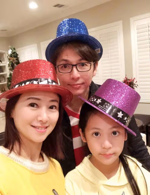 51歲翁虹全家照！曾嫁豪門遭家暴「被迫凈身出戶」再嫁豪門被寵成公主 「今52歲嫩似少女」 女兒美貌不輸媽媽