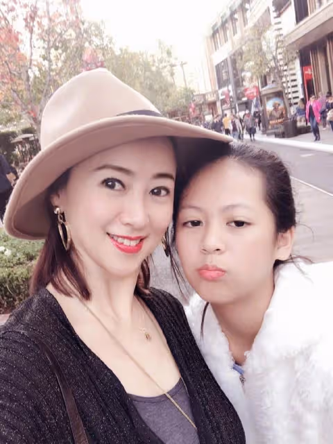 51歲翁虹全家照！曾嫁豪門遭家暴「被迫凈身出戶」再嫁豪門被寵成公主 「今52歲嫩似少女」 女兒美貌不輸媽媽