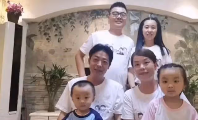 姚師兵尷尬了，教孫子學英語自己卻不懂，奇奇被眾人夸「人精」