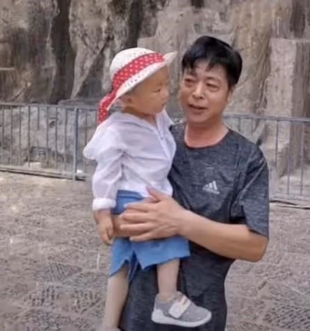 姚師兵尷尬了，教孫子學英語自己卻不懂，奇奇被眾人夸「人精」