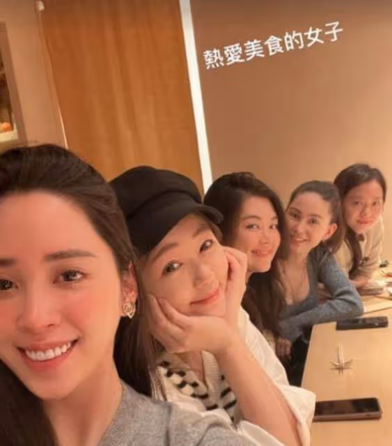 昆淩與邱澤夫婦聚會照曝光！邱澤發福胖成阿貝男人味十足，嬌妻皮膚白皙緊致，天王嫂孕期狀態太搶鏡