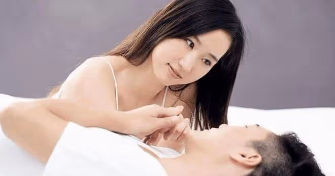 男人將我摁在桌上,他不顧我的掙 扎,欺身將我吻住