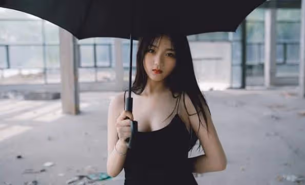男人將我摁在桌上,他不顧我的掙 扎,欺身將我吻住