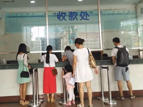 母親病重住院,遠嫁女兒回來三天後哭了:你不該生我們三個兒女呀