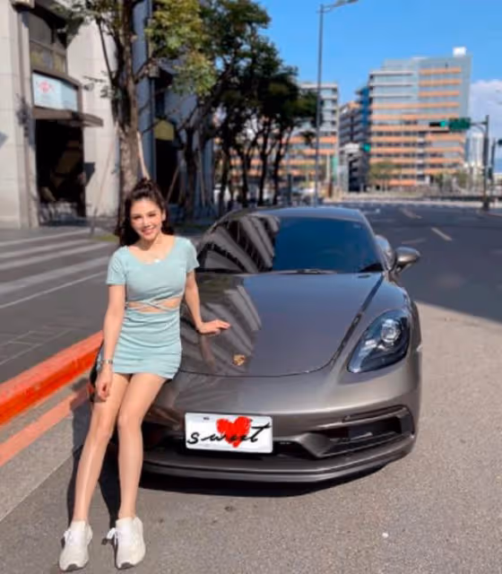 37歲女星秀百萬豪車引爭議,被質疑遭包養陪飯局,怒發聲拿出證據