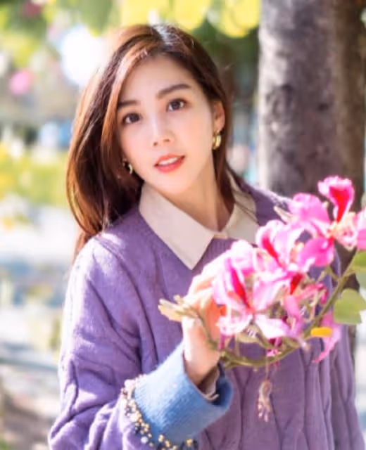 37歲女星秀百萬豪車引爭議,被質疑遭包養陪飯局,怒發聲拿出證據