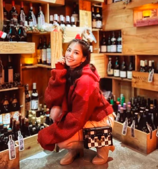37歲女星秀百萬豪車引爭議,被質疑遭包養陪飯局,怒發聲拿出證據