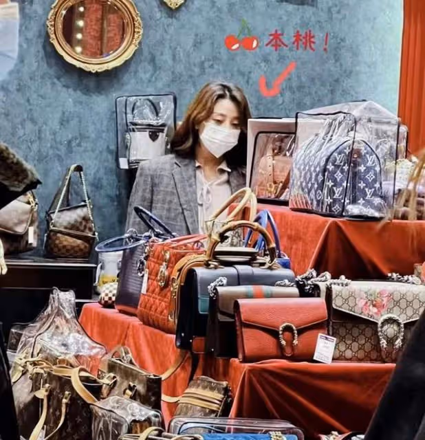 網友偶遇殷桃逛街,獨自挑選二手包接地氣,被贊身材火辣行事低調