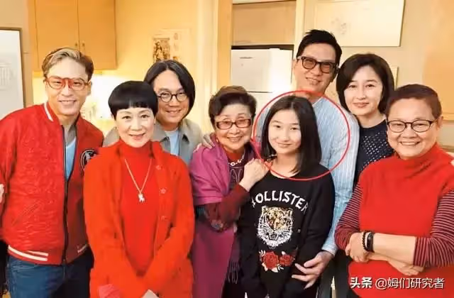 張家輝夫妻入住上億豪宅「高薪請7碩士當女兒家教」　一家人卻「穿破衣揹舊包」只花錢在對的地方！