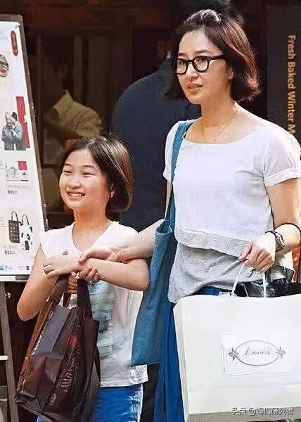 張家輝夫妻入住上億豪宅「高薪請7碩士當女兒家教」　一家人卻「穿破衣揹舊包」只花錢在對的地方！