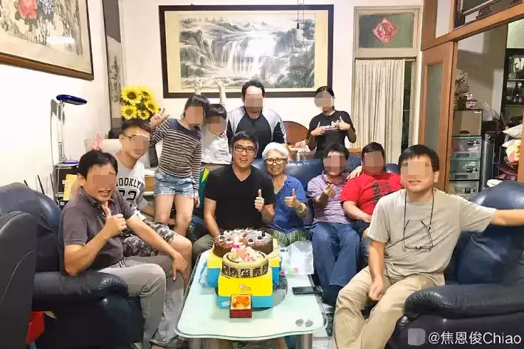 焦恩俊曬53歲生日照！意外曝光家中簡單內景　「曾為女兒凈身出戶」與妻子冷戰兩年至今不離婚