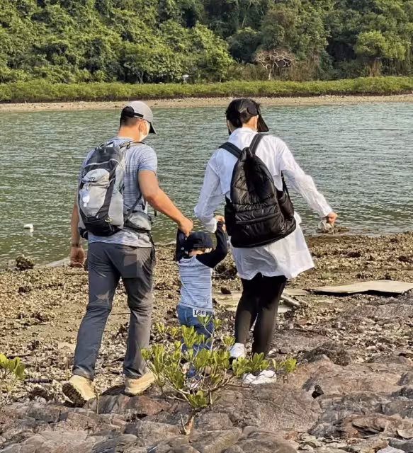 胡杏兒與家人海邊出遊，穿扮樸實無明星光環，背雙肩包很接地氣
