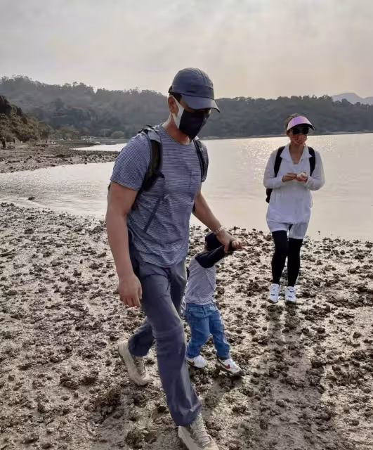 胡杏兒與家人海邊出遊，穿扮樸實無明星光環，背雙肩包很接地氣