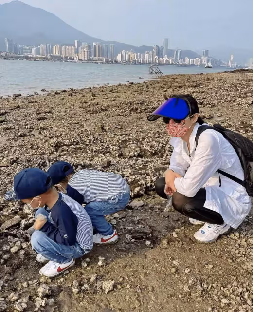 胡杏兒與家人海邊出遊，穿扮樸實無明星光環，背雙肩包很接地氣