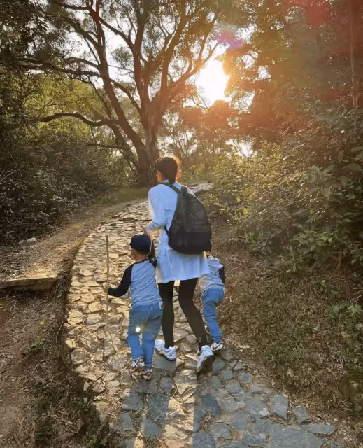 胡杏兒與家人海邊出遊，穿扮樸實無明星光環，背雙肩包很接地氣