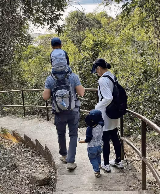 胡杏兒與家人海邊出遊，穿扮樸實無明星光環，背雙肩包很接地氣