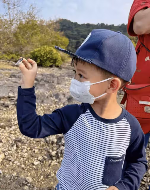 胡杏兒與家人海邊出遊，穿扮樸實無明星光環，背雙肩包很接地氣