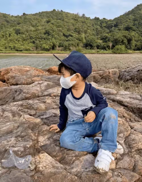 胡杏兒與家人海邊出遊，穿扮樸實無明星光環，背雙肩包很接地氣