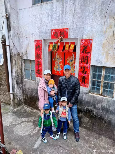 胡杏兒與家人海邊出遊，穿扮樸實無明星光環，背雙肩包很接地氣