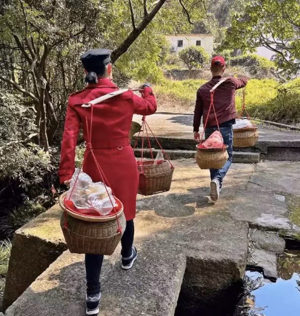 胡杏兒與家人海邊出遊，穿扮樸實無明星光環，背雙肩包很接地氣