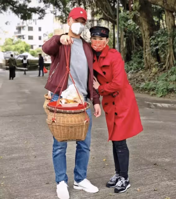 胡杏兒與家人海邊出遊，穿扮樸實無明星光環，背雙肩包很接地氣