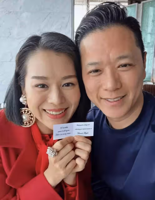胡杏兒與家人海邊出遊，穿扮樸實無明星光環，背雙肩包很接地氣