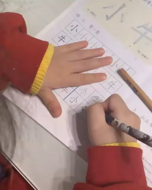 天王嫂方媛曬大女兒寫字!5歲C寶「認真端正」字跡工整,下筆「用力太緊張」卻被贊可愛