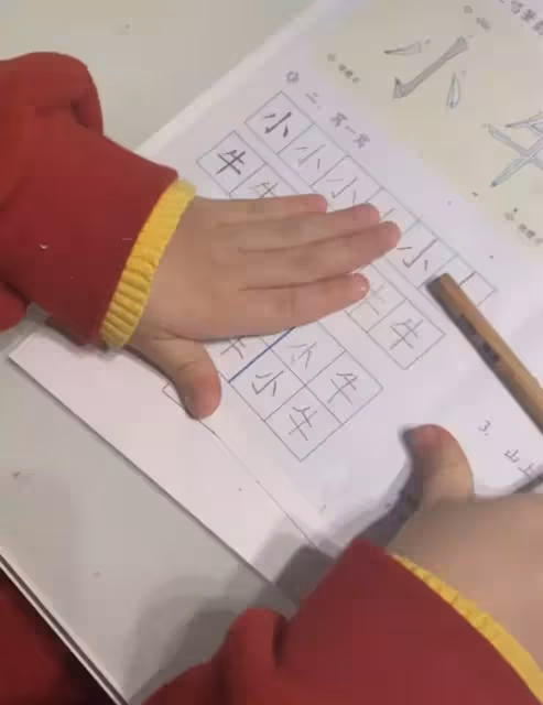 天王嫂方媛曬大女兒寫字!5歲C寶「認真端正」字跡工整,下筆「用力太緊張」卻被贊可愛