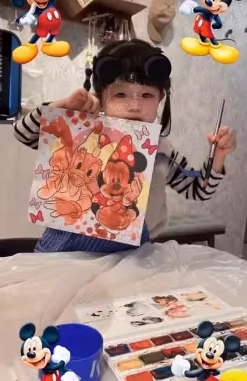 視帝陳展鵬女兒聰明又可愛!3歲小豬比「變身小畫家」很有樣,五官越長越像媽媽
