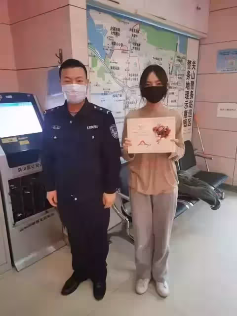 路邊撿到「內裝百萬現金」塑料袋！年輕女孩匆忙送警局　警方聯繫失主卻拒絕認領：我只丟了2萬
