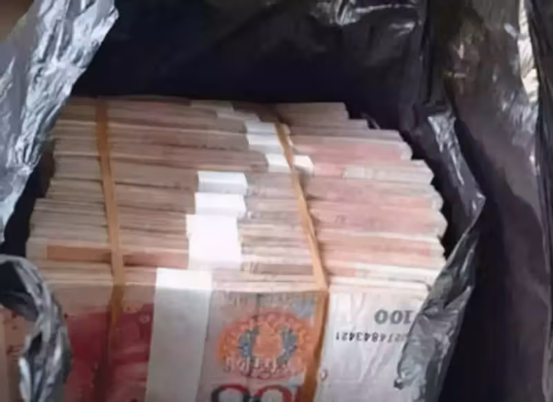 路邊撿到「內裝百萬現金」塑料袋！年輕女孩匆忙送警局　警方聯繫失主卻拒絕認領：我只丟了2萬