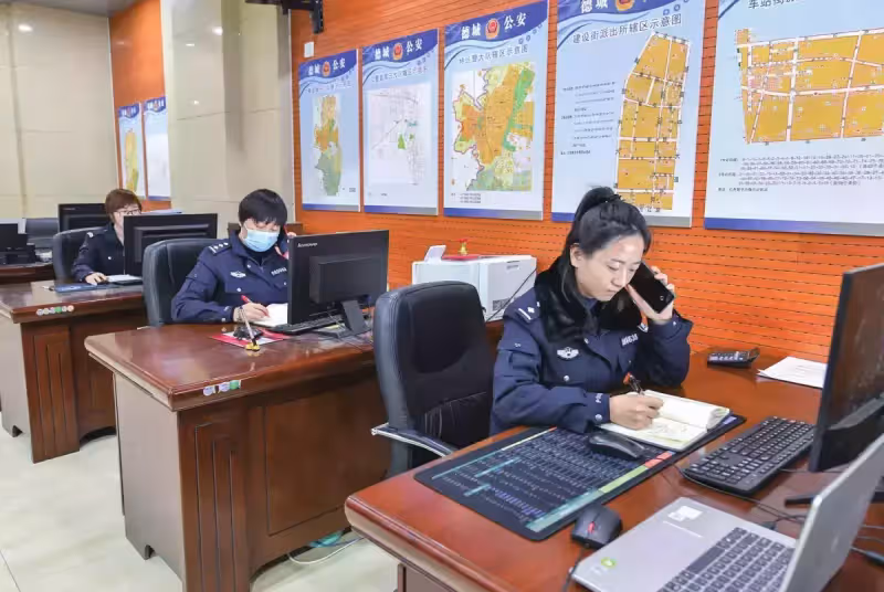 路邊撿到「內裝百萬現金」塑料袋!年輕女孩匆忙送警局 警方聯繫失主卻拒絕認領:我只丟了2萬