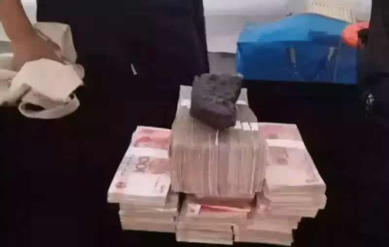 路邊撿到「內裝百萬現金」塑料袋!年輕女孩匆忙送警局 警方聯繫失主卻拒絕認領:我只丟了2萬