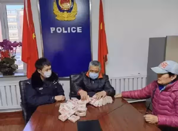 路邊撿到「內裝百萬現金」塑料袋!年輕女孩匆忙送警局 警方聯繫失主卻拒絕認領:我只丟了2萬
