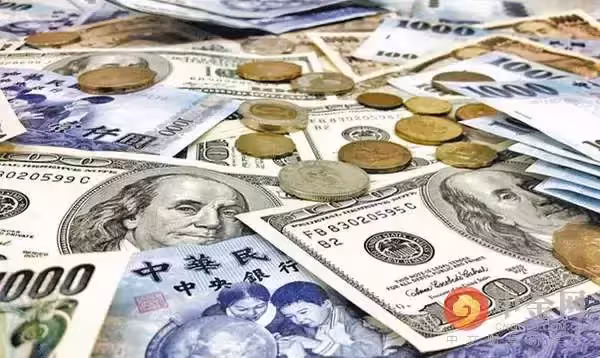 路邊撿到「內裝百萬現金」塑料袋!年輕女孩匆忙送警局 警方聯繫失主卻拒絕認領:我只丟了2萬