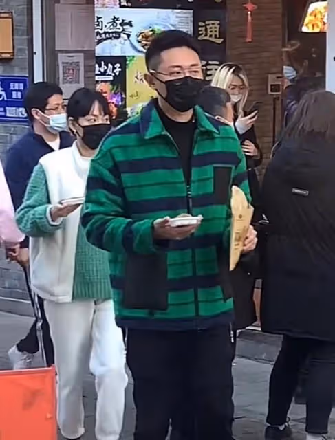 張嘉倪外出被偶遇,表情冷漠多次翻白眼,與買超分開走全程不說話