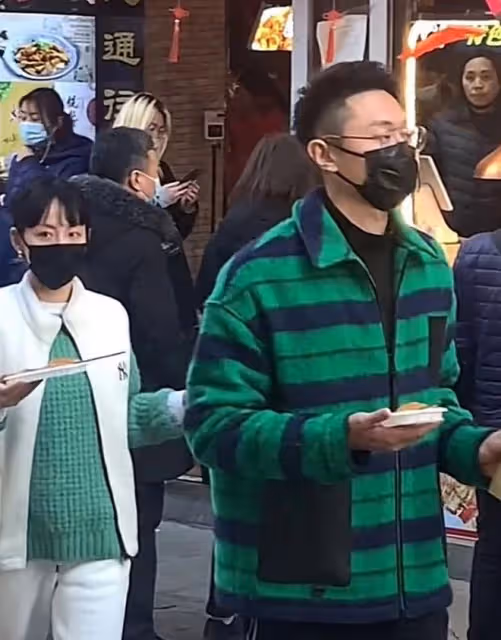 張嘉倪外出被偶遇,表情冷漠多次翻白眼,與買超分開走全程不說話