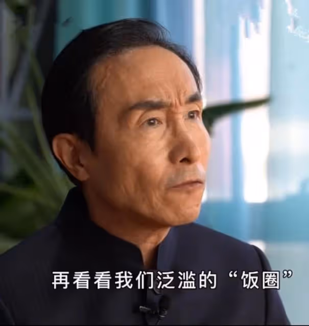 鞏漢林斥責男足丟臉,批明星高收入還偷稅,緊皺眉頭語氣太無奈