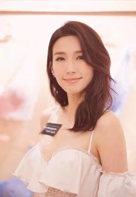 姚子羚稱被欠薪酬靠積蓄度日，曝好姐妹胡定欣喝中藥治療情況好轉