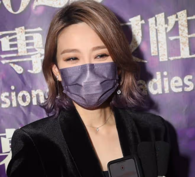 香港疫情嚴峻,TVB當家小生花旦也難熬,被拖欠酬勞靠吃老本度日