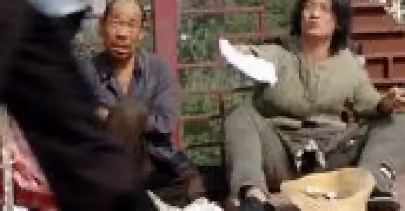 百萬老爹裝窮回老家，寶貝兒子都不認爹，一怒之下家產全分給女兒