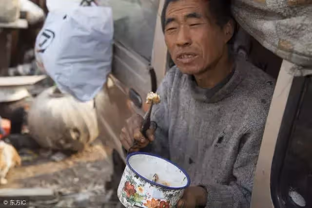 百萬老爹裝窮回老家,寶貝兒子都不認爹,一怒之下家產全分給女兒